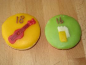 cupcake lars en remi glas bier en gitaar.jpg