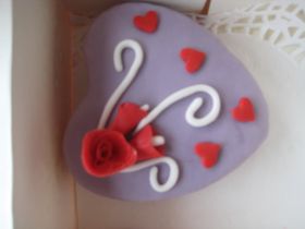 klein hart taartje met bloem 2.jpg