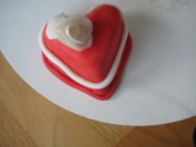 klein hart taartje met witte bloem.jpg