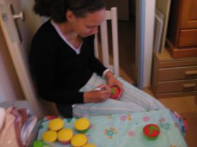 christy aan het werk met een cupcake.jpg